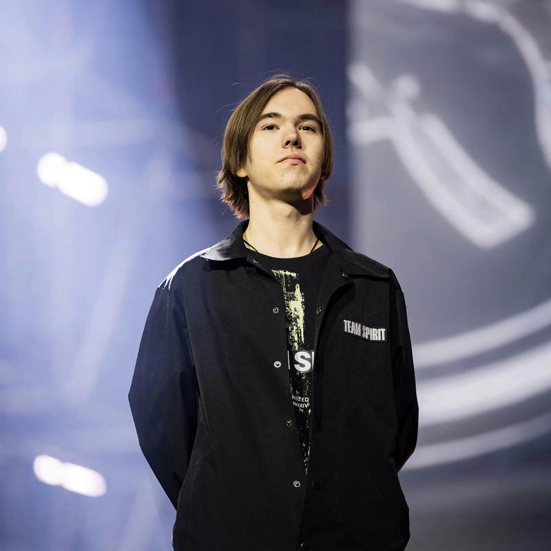 国外解说预测赛果：仅两人看好BLG胜 五人认为TES赢