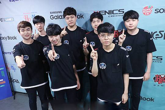 LPL主持BaoBao分享照片：这两天属于是提前过万圣节了